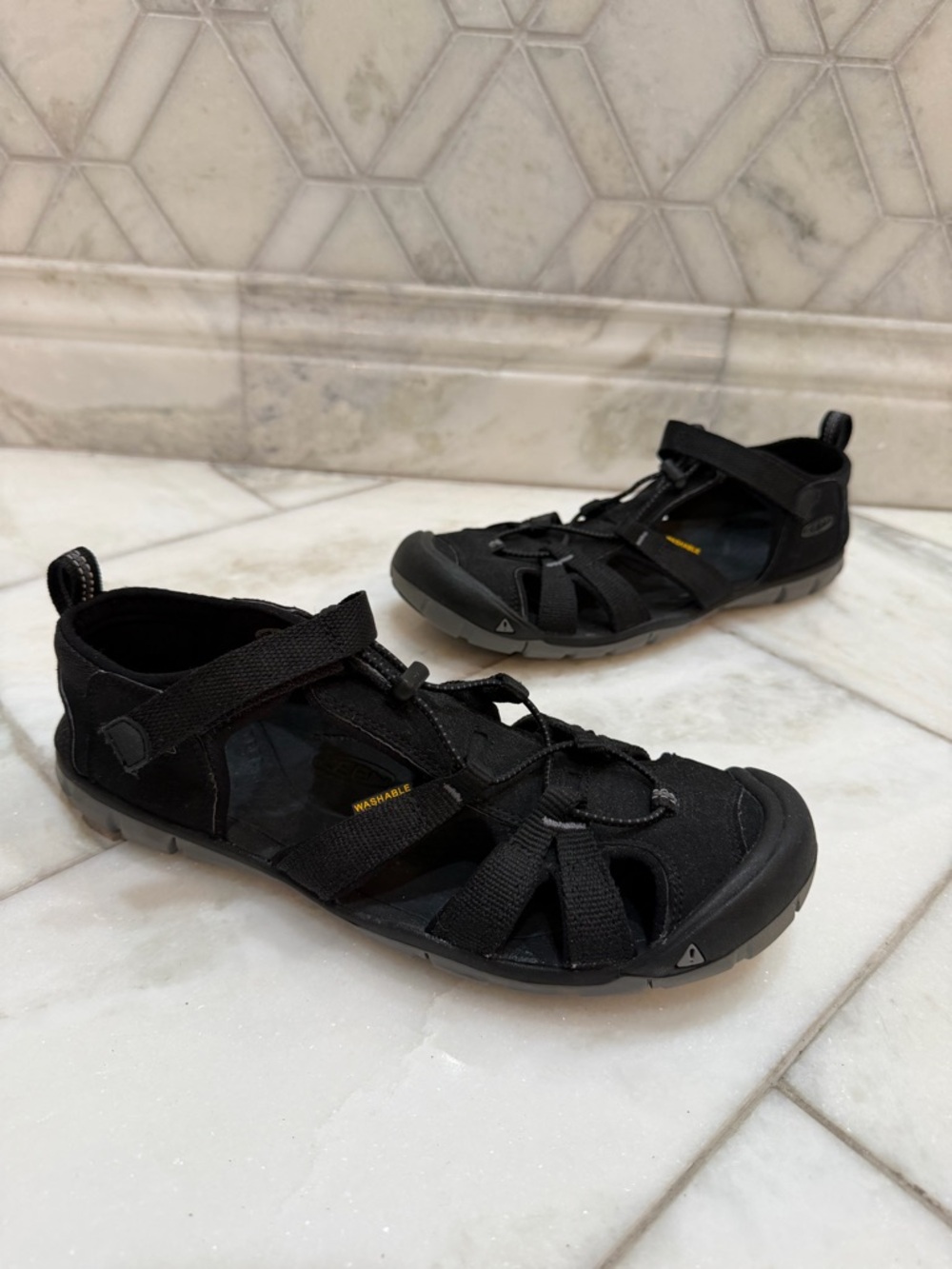 Men’s 7 Keen Clearwater CNX Black / Gray Sandals